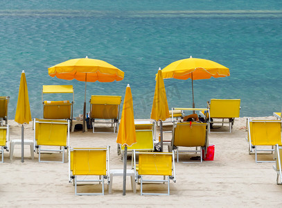 戛纳-海滩上的黄色遮阳伞
