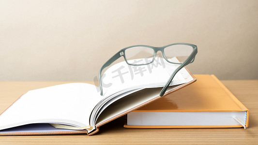 一组书和眼镜