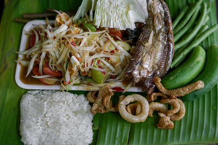 Isan泰国菜名称木瓜沙拉，酸菜鱼，咸蛋配
