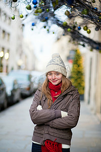 在为圣诞节装饰的巴黎街道上的女孩