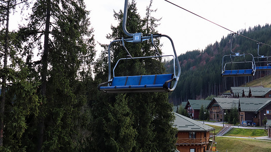 乌克兰，Bukovel - 2019 年 11 月 20 日。在秋季山坡和冬季滑雪胜地建设中的基础设施背景下，带缆车的滑雪胜地的秋季景色。