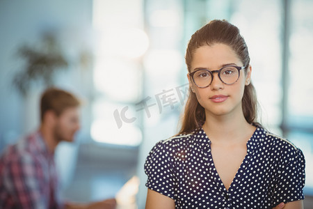 戴眼镜的女性企业高管肖像