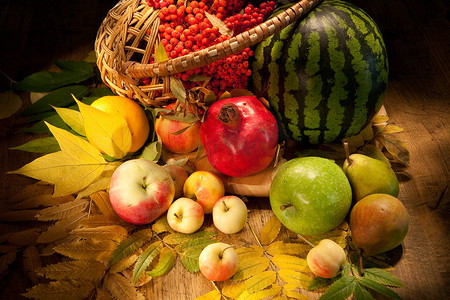 黄色西瓜摄影照片_西瓜、苹果和柳条篮