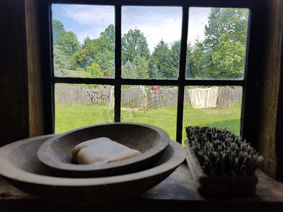 窗台和窗户上的木碗和刷子