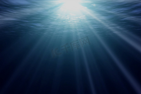 水下的太阳光线。
