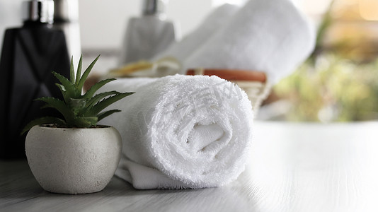 折叠精美的白色毛巾和洗漱用品。