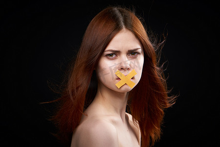裸露肩膀的女人嘴巴被胶带封住，禁止节食