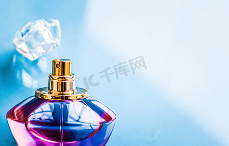 国色天香美女摄影照片_有光泽背景的香水瓶、甜美的花香、迷人的香味和香水作为节日礼物和豪华美容化妆品品牌设计
