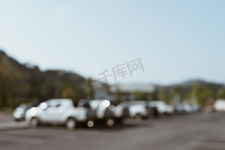 室内停车场摄影照片_模糊停车场有许多汽车抽象背景。