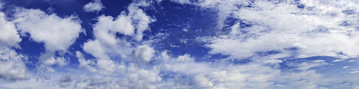 阳光明媚的天空摄影照片_阳光明媚的日子里有云的全景天空。
