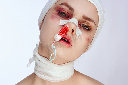 情绪化的女性卫生棉条在鼻子里，脸上有血迹，与世隔绝的背景