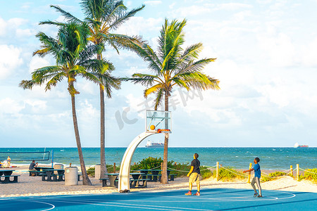 佛罗里达州劳德代尔堡 — 2019年9月20日：在劳德代尔堡海滩公园的公共健身器材区和篮球场锻炼的男子