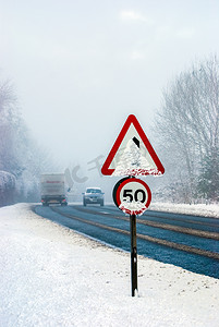 有交通标志的雪路和乡村道路上的大雪。