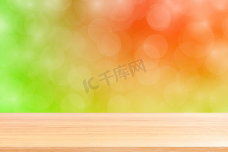 模糊散景软红绿色渐变背景上的空木桌地板，绿色散景彩色浅色上空的木板，彩色散景灯渐变软用于横幅广告产品