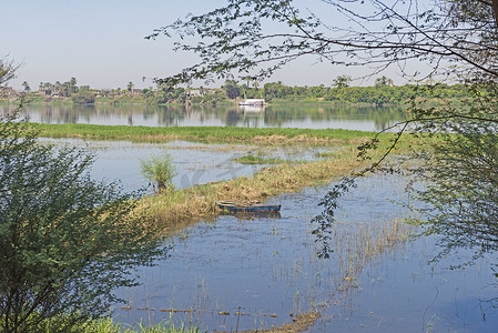 尼罗河乡村景观与洪水泛滥的田野