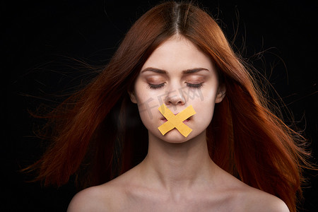封箱胶带标签摄影照片_裸露肩膀的女人嘴巴被胶带封住，禁止节食