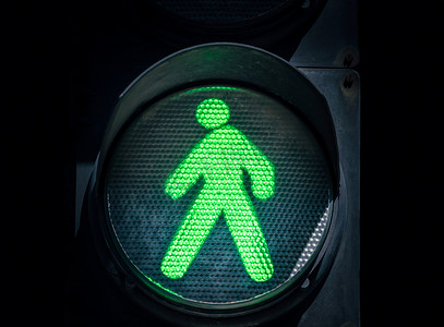人行横道摄影照片_黑色背景中有绿人的红绿灯