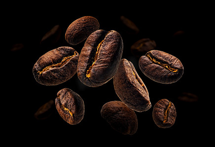 咖啡豆漂浮在黑色背景上