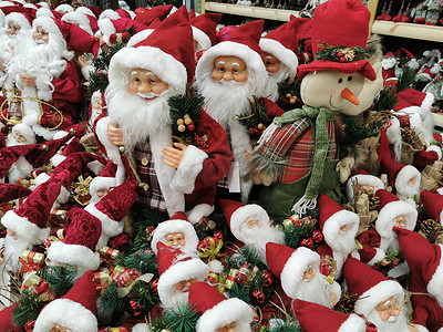 超市装饰摄影照片_超市货架上的许多圣诞老人玩具待售。