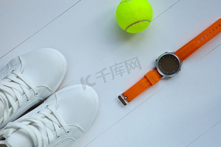 网球鞋、网球和运动手表。