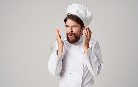 留胡子的男子厨师制服专业食物准备