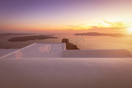 酒店图摄影照片_日落时俯瞰伊梅村的火山口和大海