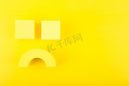 黄色背景简单摄影照片_黄色背景上带复制空间的不快乐微笑符号