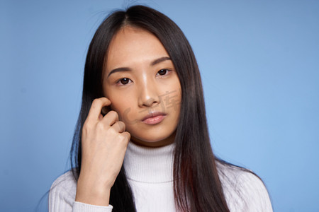 蓝色背景白色毛衣模特亚洲女性外貌肖像