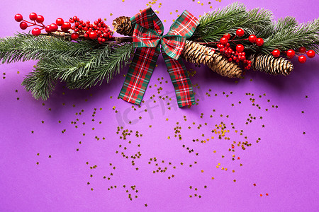 紫色背景上闪烁着星星的圣诞装饰。