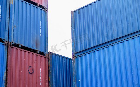 11备货节字摄影照片_航运区货物集装箱层与日光。