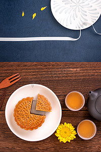 创意月饼月饼设计灵感，在中秋节享受月亮，在木桌概念、顶视图、平躺上享用糕点和茶