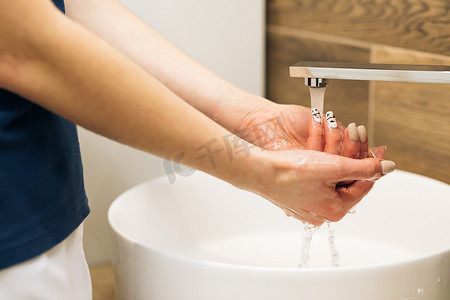 用肥皂温水洗手，经常搓洗手指或使用洗手液凝胶。