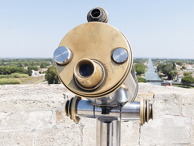 投币式双筒望远镜俯瞰河流景观