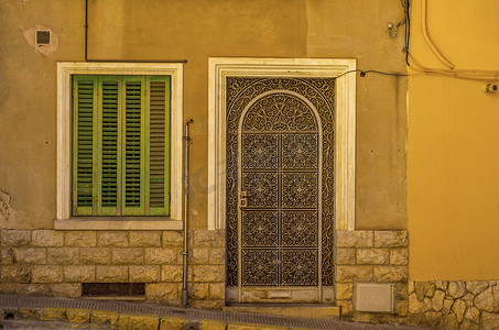 具有有趣质感的旧门，建筑元素，有趣的建筑入口，复古风格