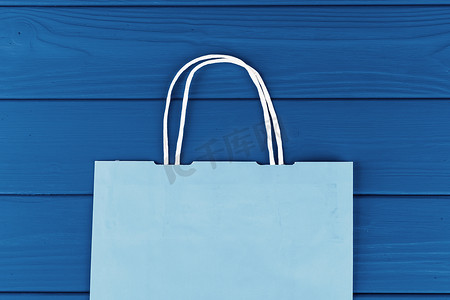 包装广告设计摄影照片_蓝色背景的蓝色购物袋，顶视图