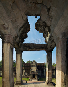 柬埔寨吴哥窟门廊的透视图