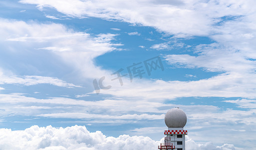gif雷达摄影照片_天气观测雷达圆顶站反对蓝天和白云