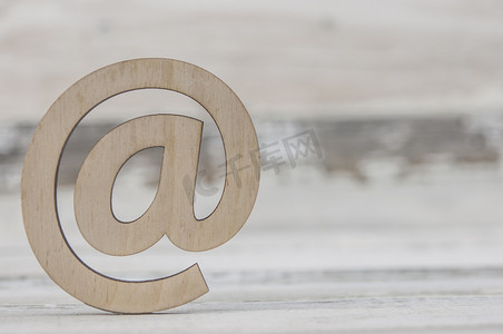 旧白木上的电子邮件标志位于一张老式木桌上。