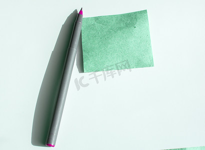 一张带笔的空绿纸卡、一个空模板和一个文本模型