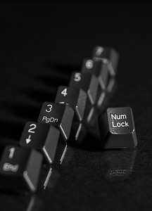 黑色键盘按键 1 2 3 4 5 6 7 和数字锁定
