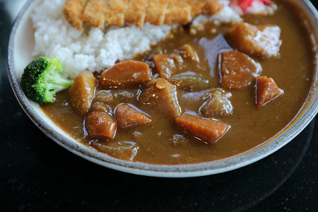 咖喱饭配烧猪肉日本料理