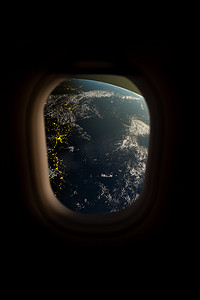 从宇宙飞船窗口看到的地球景观。