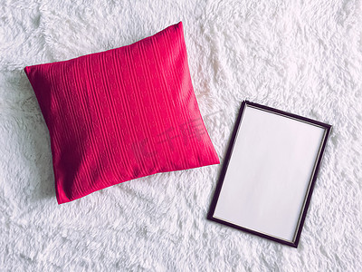 粉色的枕头摄影照片_黑色木框和粉色枕头，用于印刷模型、豪华家居装饰和室内设计、海报和可印刷艺术