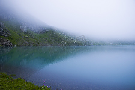 斯瓦涅季高山湖 Okhrotskhali 的山湖和雾、薄雾湖、令人惊叹的景观和景观