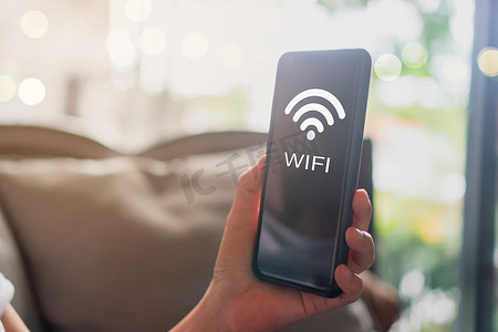 Wifi 标志图标和智能手机连接屏幕有顶视图城市背景。