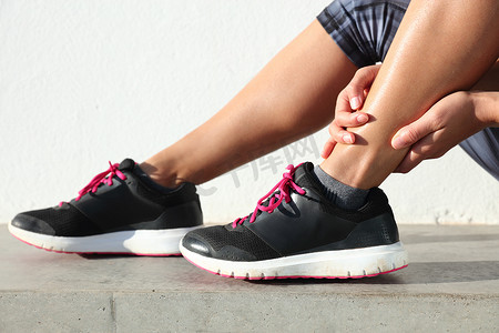 脚踝疼痛 — 女跑步者握着痛苦的扭伤关节腿特写