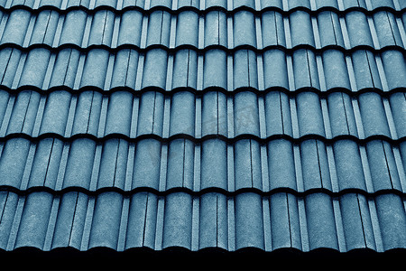 湿蓝色瓷砖屋顶图案。