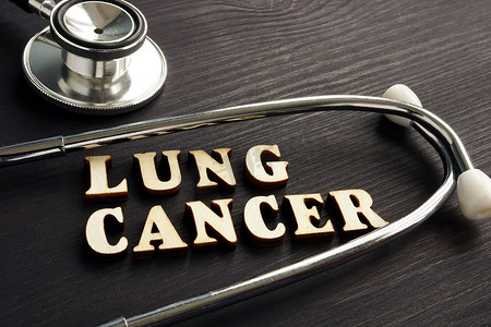 医疗保健和医学摄影照片_诊断肺癌和桌上的听诊器。