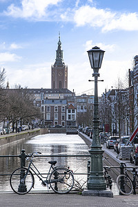 荷兰海牙圣雅各布教堂或荷兰语格罗特柯克的典型和标志性荷兰运河景观