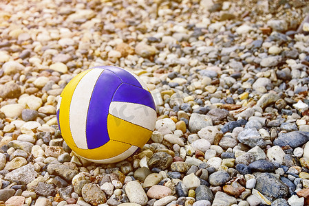关闭海卵石海滩上的彩色排球。